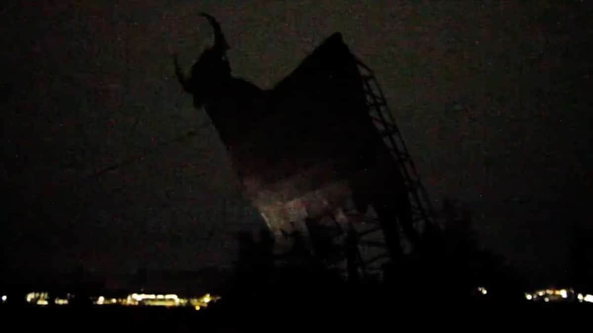 Las juventudes de Sortu derriban el último toro Osborne de Euskadi "por españolista"