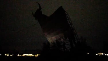 Las juventudes de Sortu derriban el último toro Osborne de Euskadi "por españolista"