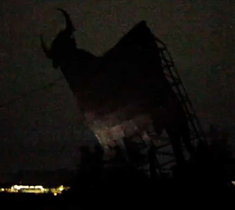 Las juventudes de Sortu derriban el último toro Osborne de Euskadi "por españolista"