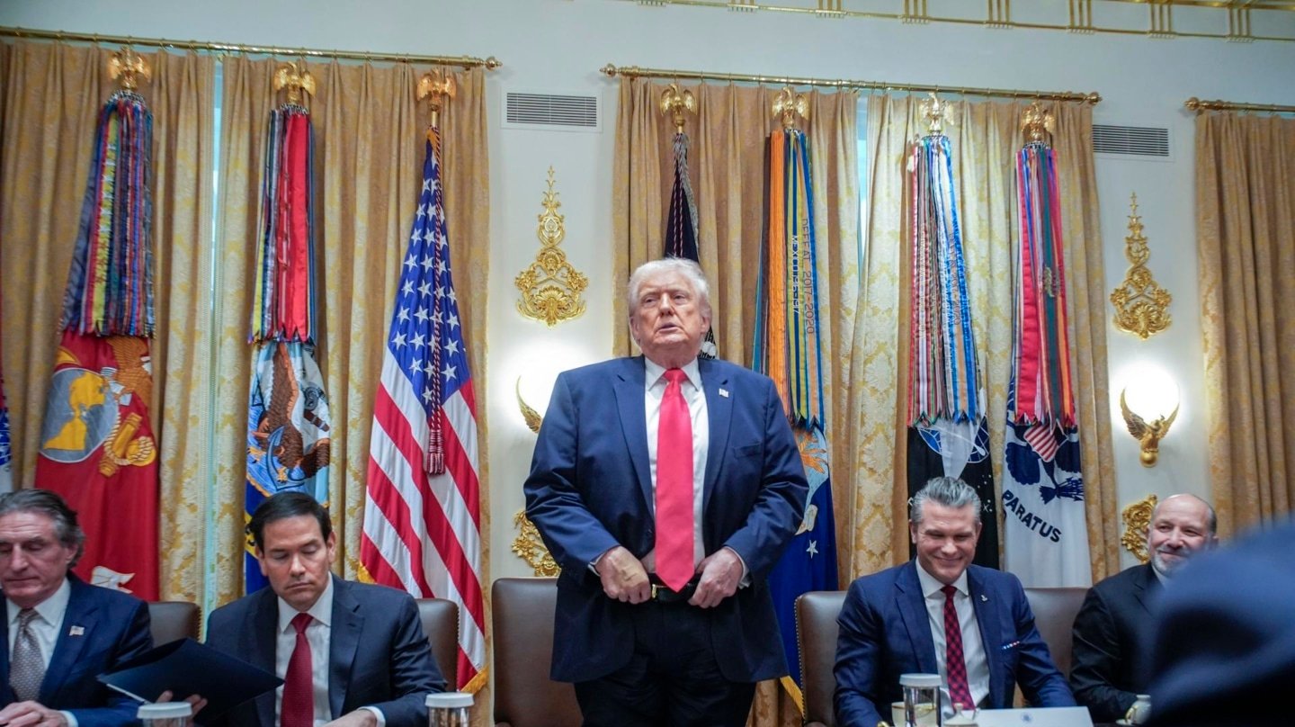 Donald Trump en el Despacho Oval, junto a su gabinete