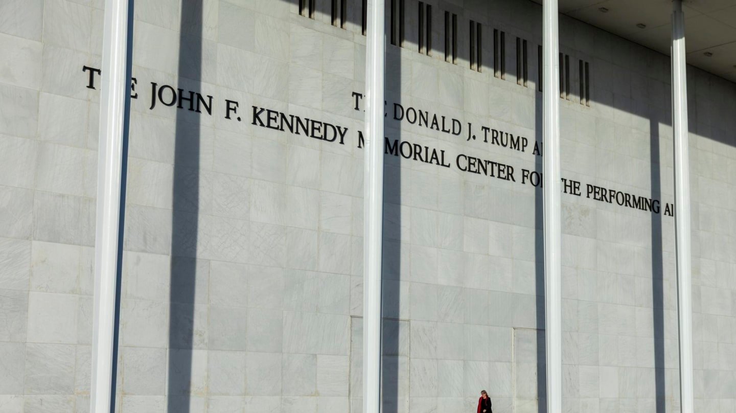 Un ciudadano pasa por delante del Centro Kennedy al que han añadido el nombre de Donald Trump, en Washington