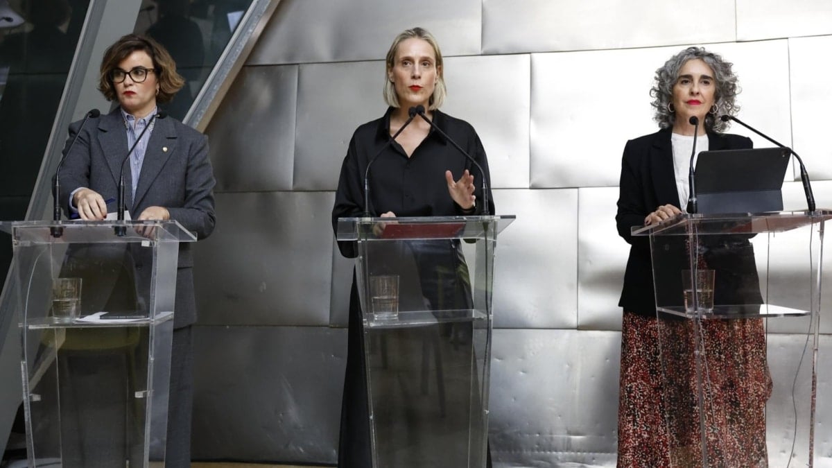 La diputada general de Bizkaia, Elixabete Etxanobe, la vicelehendakari Ibone Bengoetxea y la directora del Museo Guggenheim Bilbao, Miren Arzalluz, este martes en el Guggenheim tras la reunión del patronato del museo.