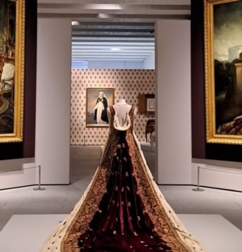 La reina 'conversa' que sobrevivió a un atentado el día de su [...]