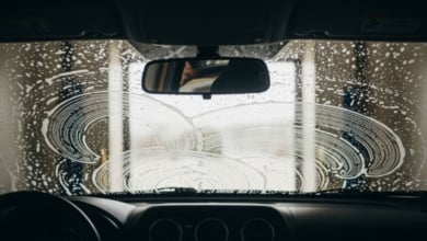 El motivo por el que deberías echar vinagre en el parabrisas del coche