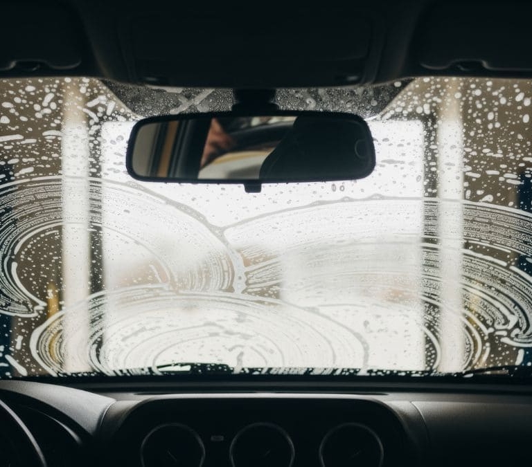 El motivo por el que deberías echar vinagre en el parabrisas del coche