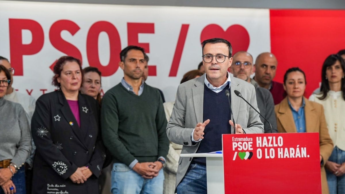 Miguel Ángel Gallardo comunica a los medios su dimisión como secretario general del PSOE de Extremadura, rodeado de su dirección, este 22 de diciembre de 2025 en la sede del partido en Mérida.