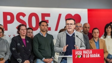 Gallardo dimite como líder del PSOE en Extremadura tras la debacle del 21-D pero no renuncia a su escaño en la Asamblea