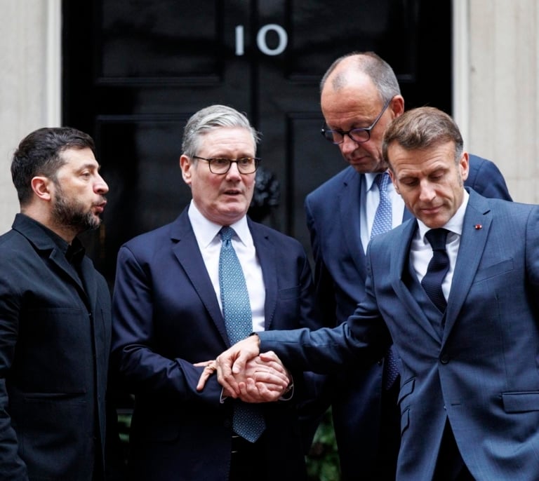 Starmer, Macron y Merz cierran filas con Zelenski frente a un Trump ansioso por ceder ante Putin