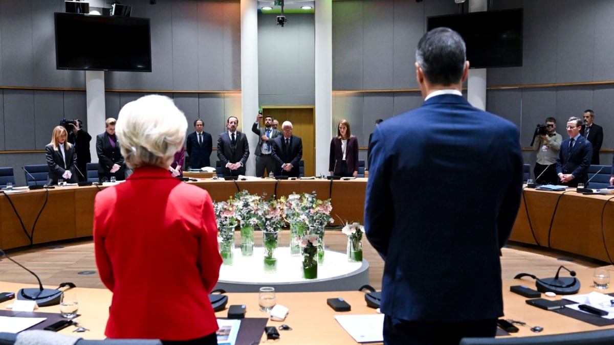 El presidente del Gobierno, Pedro Sánchez (d), y la presidenta de la Comisión Europea, Ursula von der Leyen, guardan un minuto de silencio junto al resto de líderes de los Veintisiete por las víctimas del accidente de Adamuz, este 22 de enero de 2026 en Bruselas.