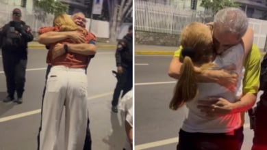 Abrazos y lágrimas: las imágenes de las primeras liberaciones de presos políticos en Venezuela en medio de la espera