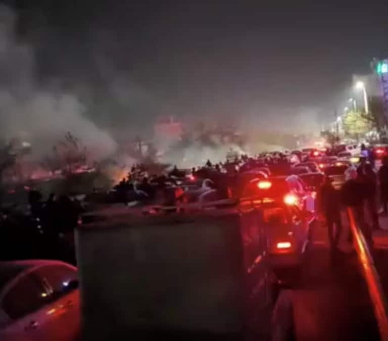 Irán dice estar abierto a "negociar" tras la amenaza de Trump: la represión deja más de 3.000 muertos, según grupo opositor