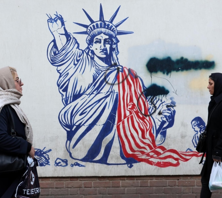 Trump asegura que mantiene conversaciones con Irán mientras refuerza despliegue militar en la región y sopesa opciones de ataque