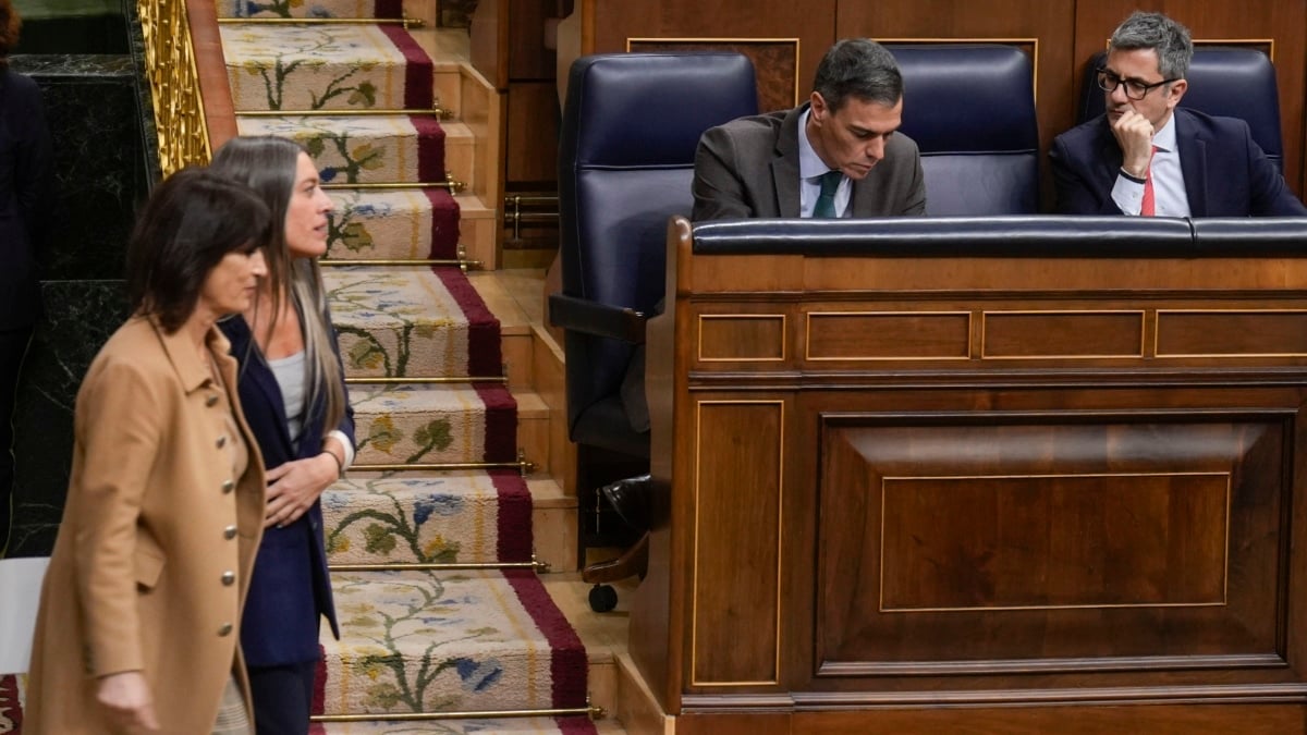 MADRID, 27/01/2026.- El presidente del Gobierno, Pedro Sánchez (2d) junto al ministro de Justicia, Félix Bolaños (d) durante el pleno extraordinario del Congreso de los Diputados este martes, en Madrid. EFE/ Borja Sánchez-Trillo