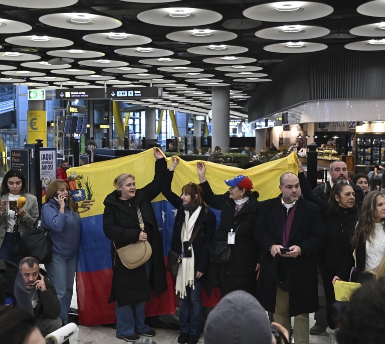 Los cinco españoles liberados por Venezuela aterrizan en Barajas: "Hoy es un día feliz"