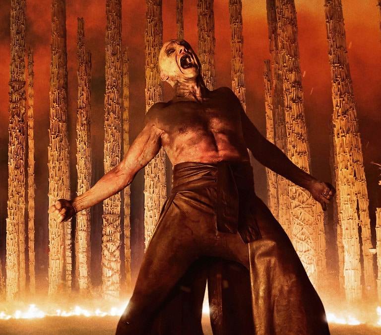 '28 años después' tiene una secuela directa y ya está en cines: por qué han tardado tan poco tiempo en estrenar 'El templo de los huesos'