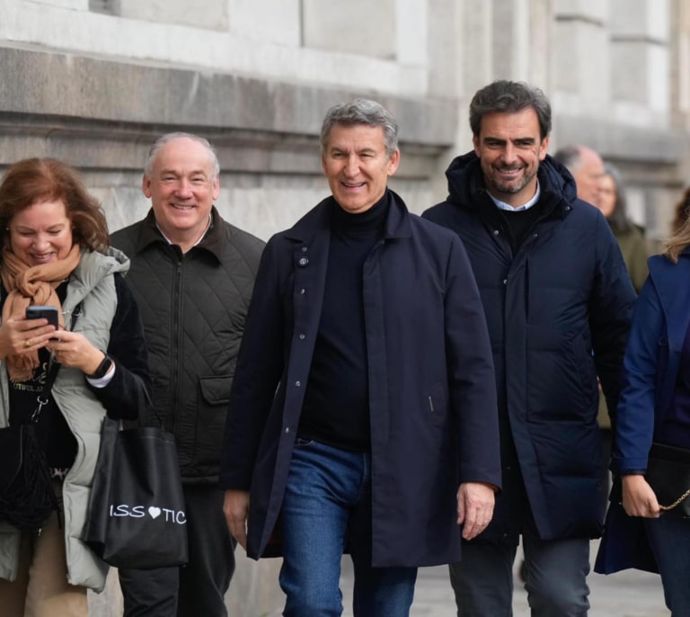 Feijóo exige al PP una oposición "sin cuartel" contra Sánchez: "Los españoles están enfadados; yo también"