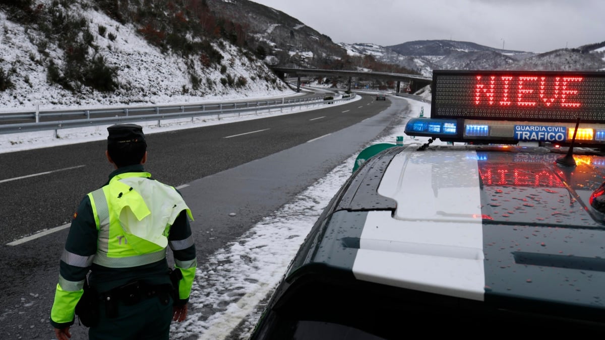 La Guardia Civil vigila la autovía A-6 en Lugo.