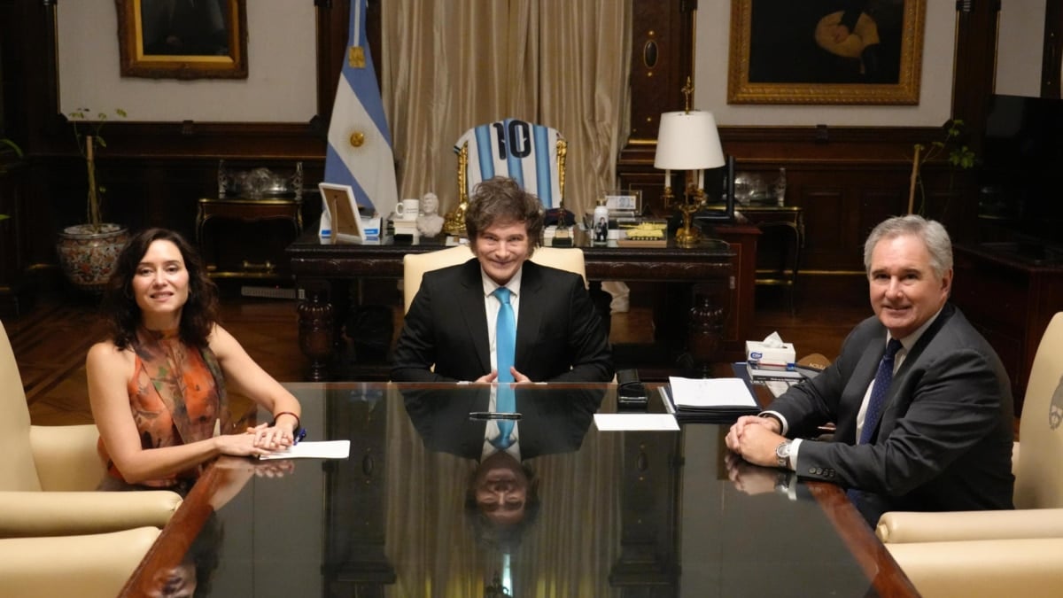 Isabel Díaz Ayuso, Javier Milei y Pablo Quirno, en la Casa Rosada de Buenos Aires.