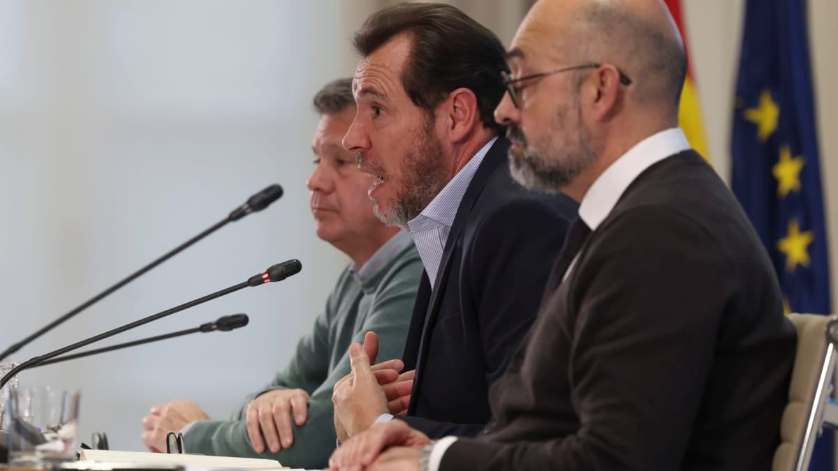 MADRID, 23/01/2026.- El ministro de Transportes, Óscar Puente (i), y Luis Pedro Marco de la Peña (d), presidente de Adif , ofrecen una rueda de prensa en Madrid este viernes, en la que Puente ha asegurado que cree que contar ya con una tesis provisional de que el accidente pudo haberse producido por una rotura de la vía "previa o simultánea" al paso del Iryo siniestrado en Adamuz ofrece "cierta tranquilidad" por su prontitud, aunque ha insistido en que no es definitiva y habrá de confirmarse con pruebas. EFE/ Kiko Huesca