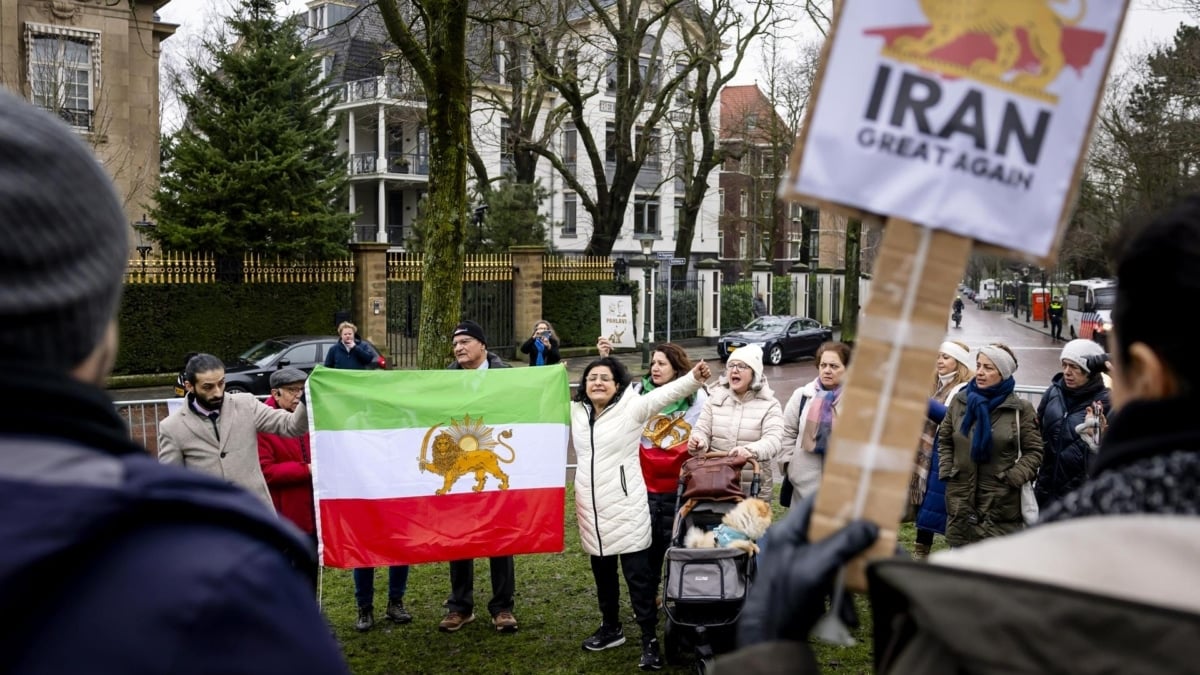 Duelo de banderas: qué significan las enseñas opuestas de Irán