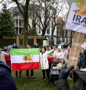 Duelo de banderas: qué significan las enseñas opuestas de Irán