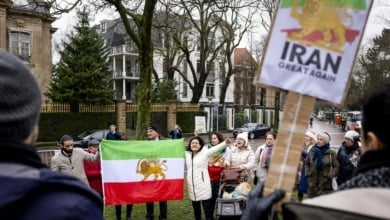 Duelo de banderas: qué significan las enseñas opuestas de Irán