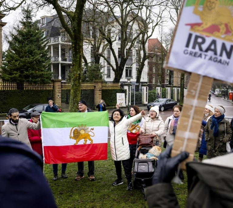 Duelo de banderas: qué significan las enseñas opuestas de Irán