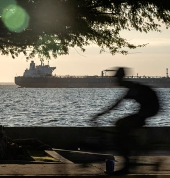 Repsol, entre la compra de buques con petróleo y la espera a [...]