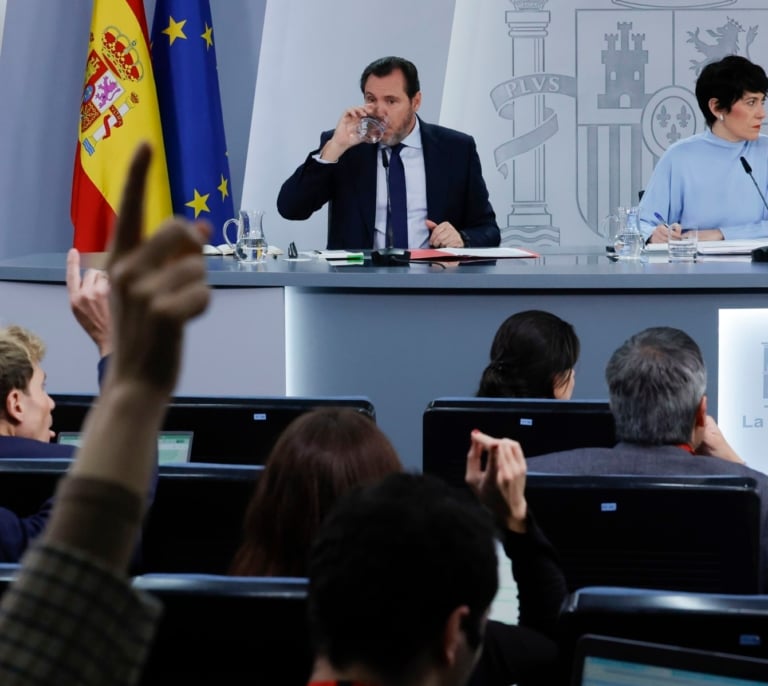 El Gobierno se acoge a la prudencia con Junts tras abrirse Podemos a apoyar el traspaso de inmigración a Cataluña