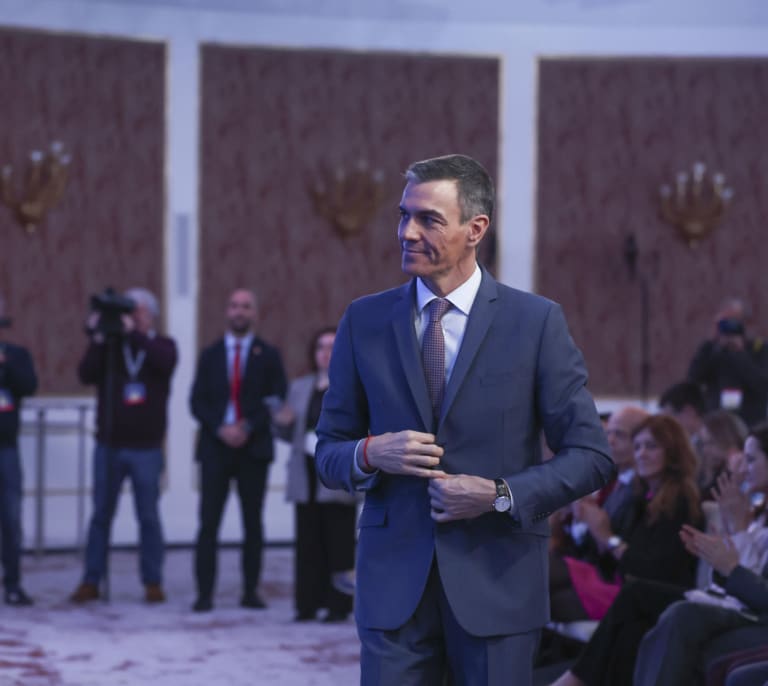 Tezanos da al PSOE una ventaja de casi 9 puntos sobre el PP y mantiene a Vox