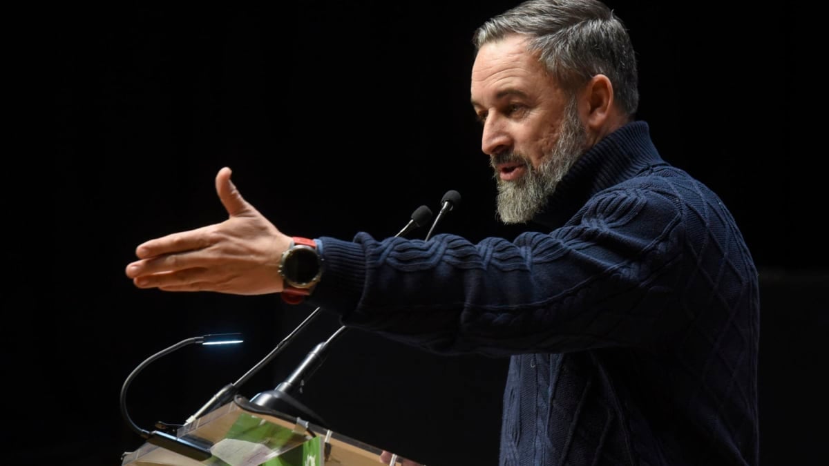 El líder nacional de Vox, Santiago Abascal, interviene durante un mitin preelectoral del partido celebrado en Jaca