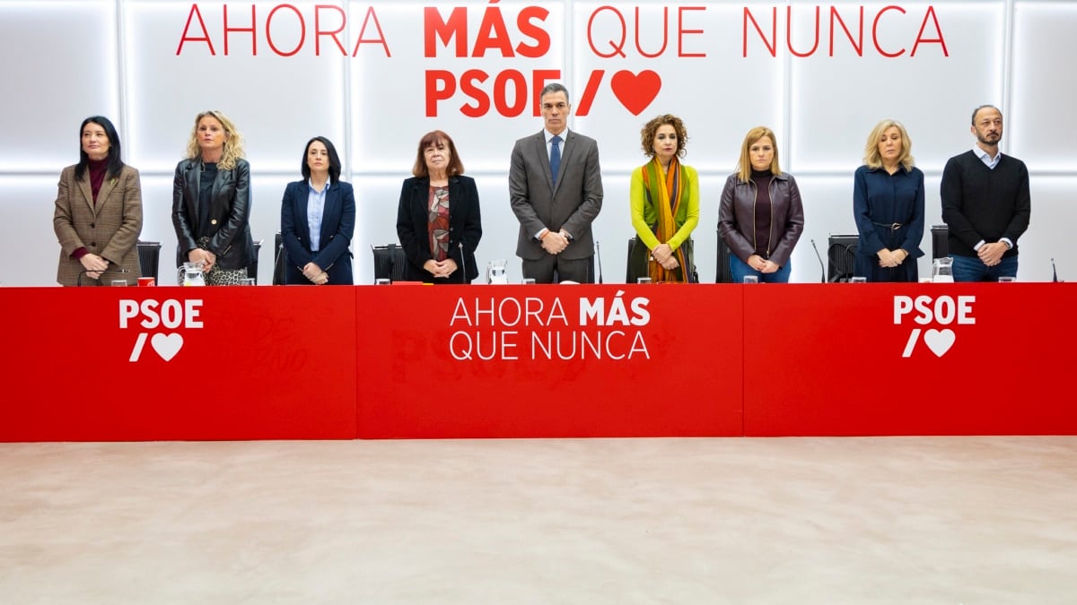 El secretario general del PSOE y presidente del Gobierno, Pedro Sánchez, este 26 de enero de 2026 en la reunión de su ejecutiva federal, en el minuto de silencio por las víctimas del accidente de Adamuz.