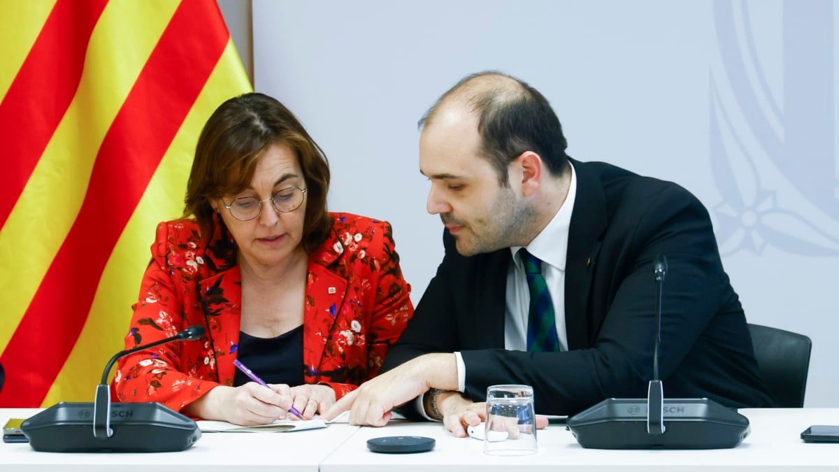 GRAFCAT7247. BARCELONA (ESPAÑA), 26/01/2026.-El conseller de la Presidencia, Albert Dalmau, que ejerce de president en funciones (d) y la consellera de Territorio Silvia Paneque (i);durante una reunión mantenida con representantes de Renfe y Adif este lunes en que el Govern de Cataluña ha elevado el tono contra estas empresas, a las que ha urgido a que "asuman responsabilidades" de manera "inmediata" ante la "grave acumulación de incidencias que afecta de manera reiterada la red ferroviaria" catalana.EFE/ Quique García
