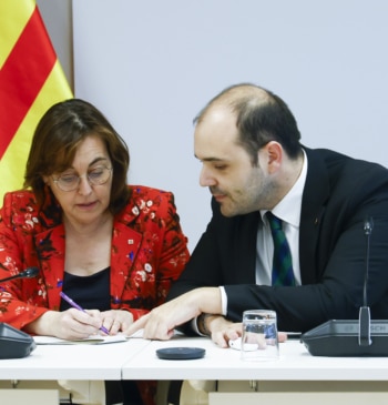 El Gobierno se cobra la cabeza de dos cargos medios para tratar [...]