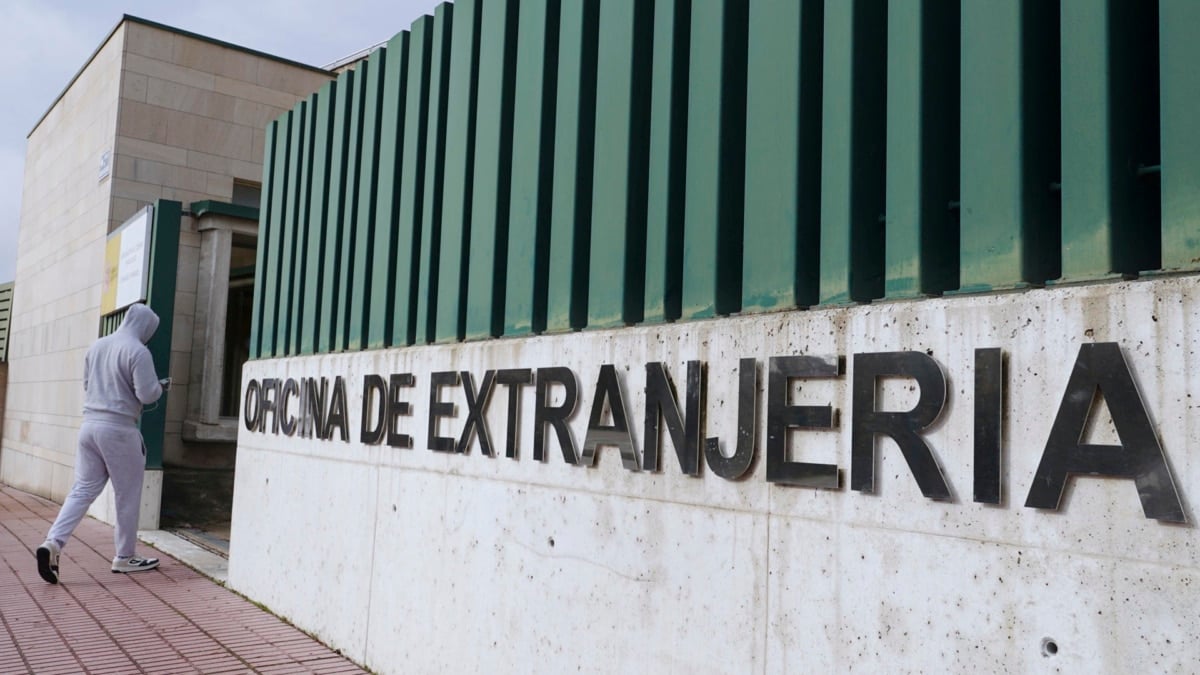 Expertos en Extranjería alertan de inseguridad jurídica en la nueva regularización de inmigrantes del PSOE y Podemos