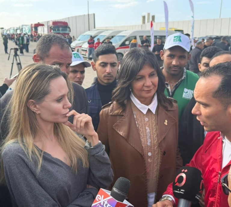 Angelina Jolie visita el cruce de Rafah en apoyo a los palestinos de Gaza