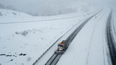 El temporal de nieve y hielo complica la circulación en 139 tramos de carretera de 12 comunidades