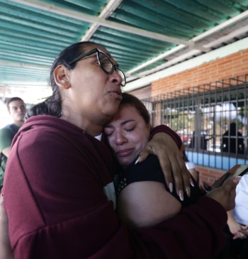 La agónica espera a las puertas de las cárceles en Venezuela: “Se [...]