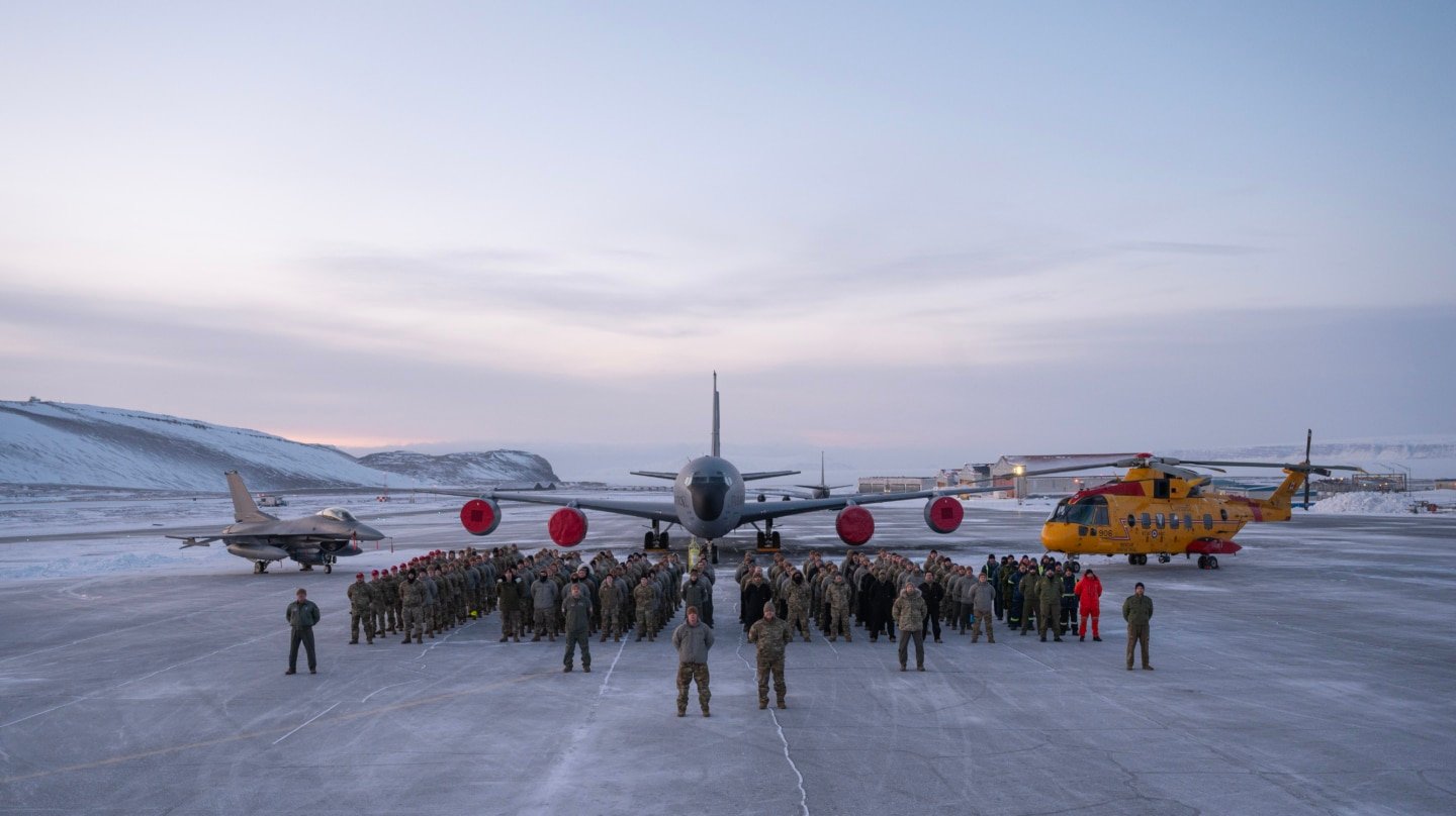 Militares de EE.UU. y Canadá posan en la Base Espacial Pituffik, Groenlandia, durante la Operación NOBLE DEFENDER, 5 de febrero de 2025.
