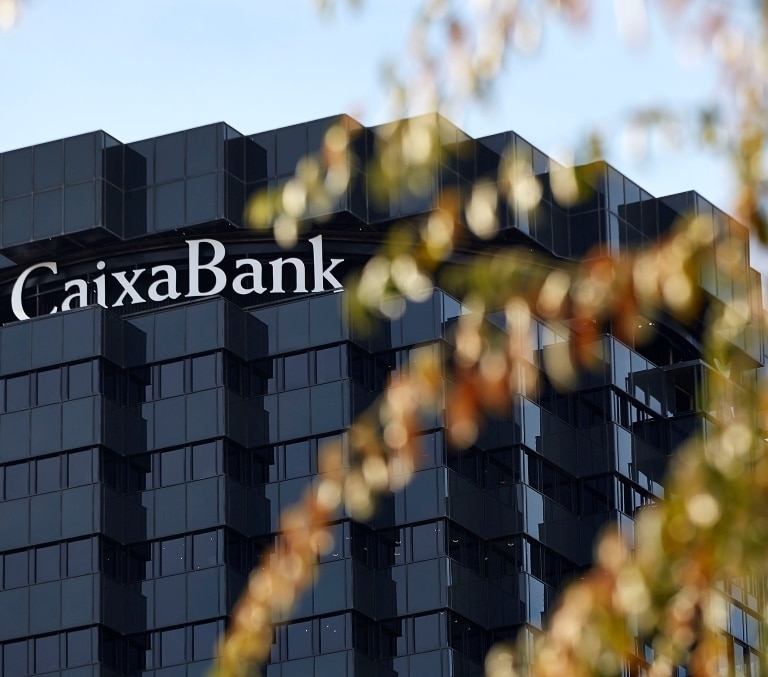CaixaBank logra un nuevo beneficio récord de 5.891 millones en 2025, un 1,8% más