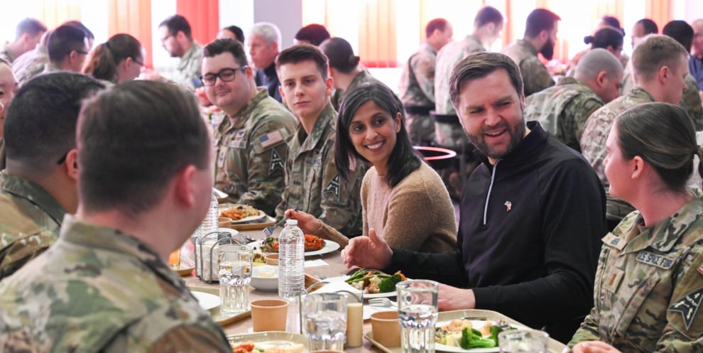 El vicepresidente JD Vance y la segunda dama Usha Vance comparten una comida con militares en la Base Espacial Pituffik, Groenlandia, 28 de marzo de 2025.