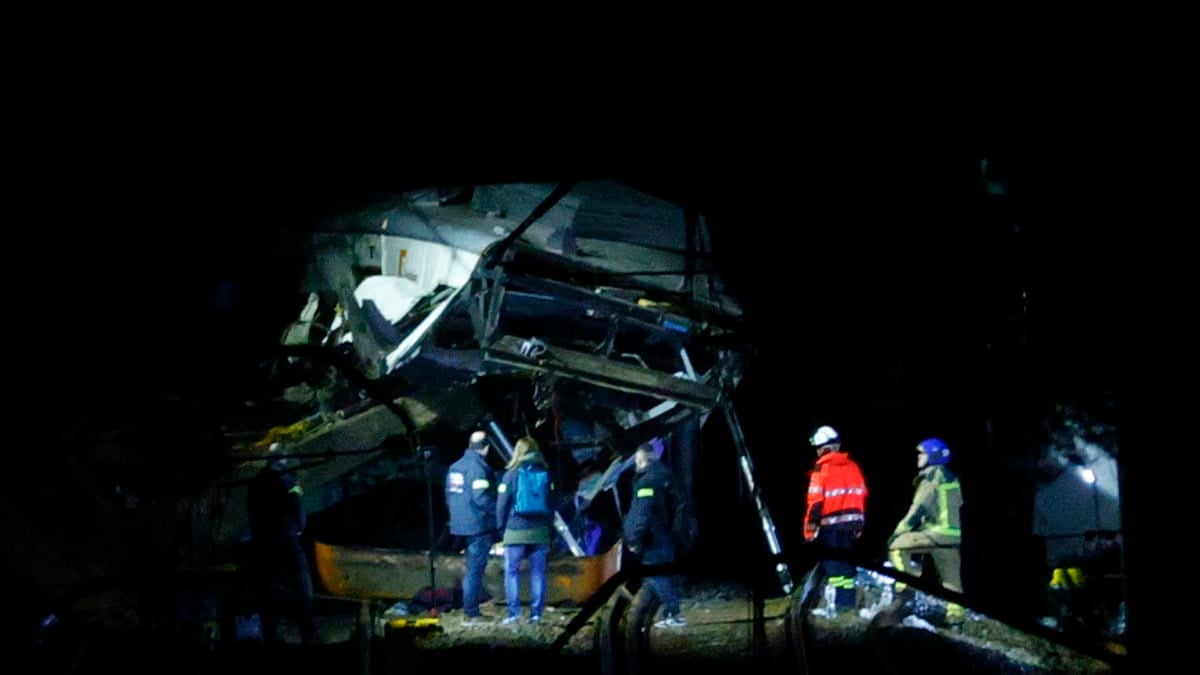 Adif anuncia la suspensión de toda la circulación en la red de Rodalies tras el descarrilamiento de dos trenes