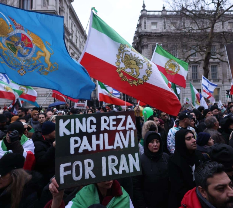 Quién es Reza Pahlavi, el hombre que llama a los iraníes a “no retroceder”