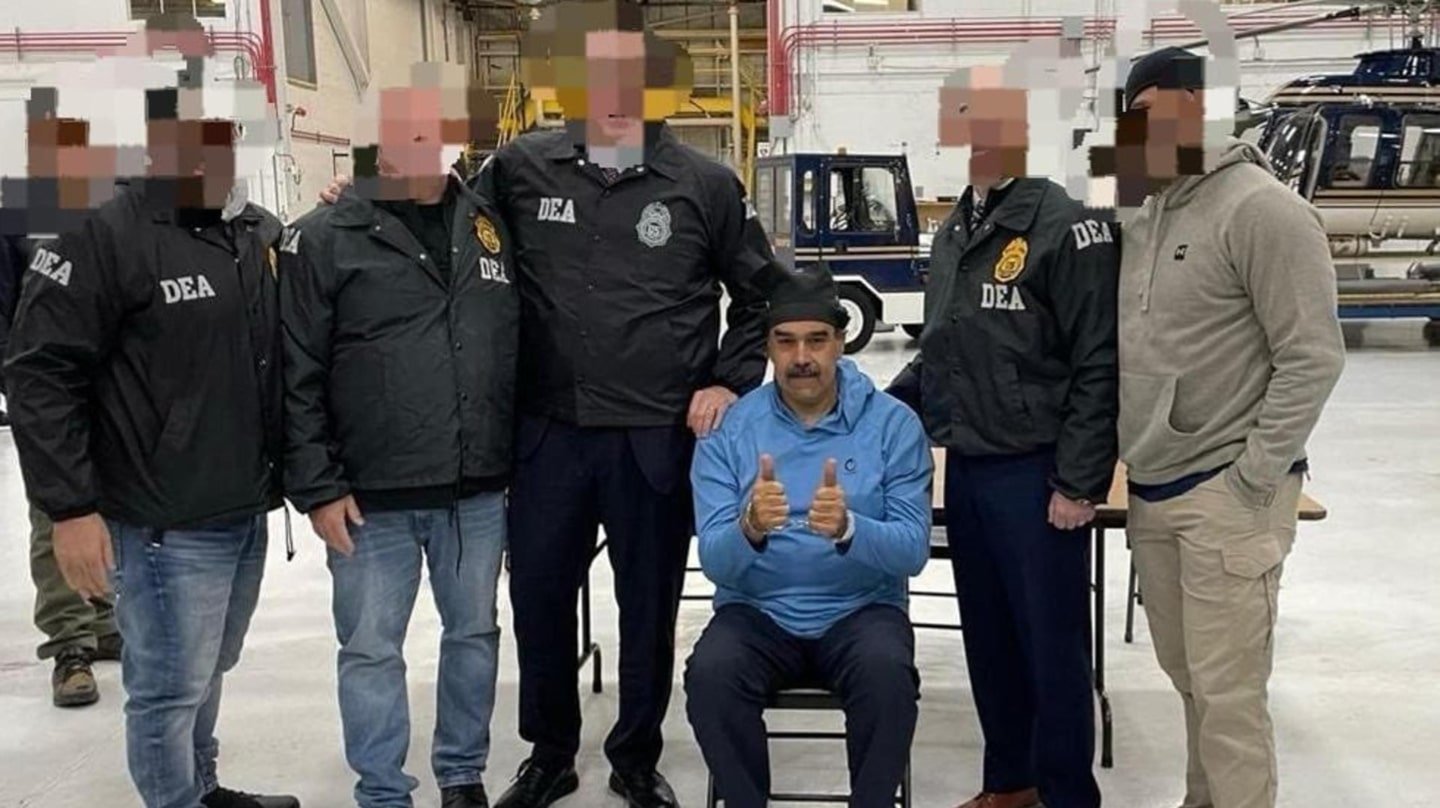 Nicolás Maduro (c), escoltado por agentes de la Administración para el Control de Drogas.