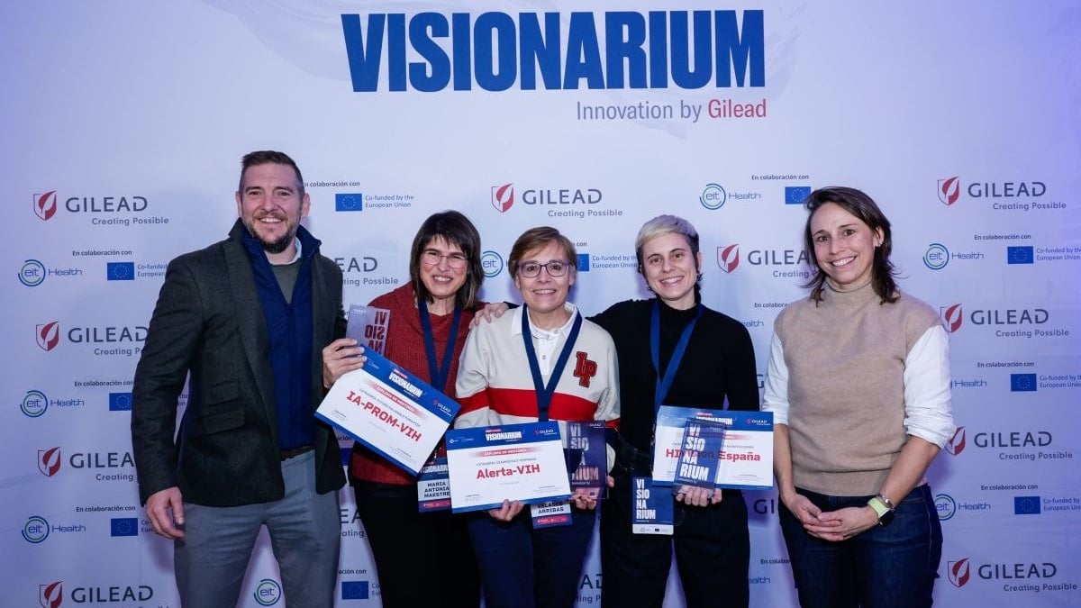 De izquierda a derecha: Luis Armenteros, director de la Unidad de VIH de Gilead España y Portugal; representantes de los proyectos ganadores de la segunda edición e Izabel Alfany, directora general de EIT Health Spain