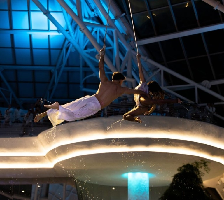 Caldea estrena ‘YCE’, un nuevo espectáculo de acrobacias, pole y un dúo aéreo de straps