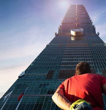 Alex Honnold en la imagen promocional de 'Skyscraper'