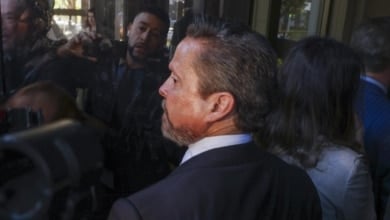 El abogado de Nick Reiner renuncia por "razones legales y éticas" aunque asegura que "no es culpable de asesinato"