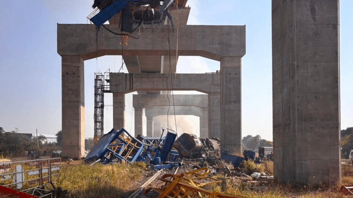 Restos del tren de pasajeros tras el derrumbe de una grúa de construcción sobre un convoy que cubría la ruta entre Bangkok y Ubon Ratchathani.