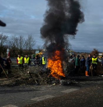 La protestas de los agricultores por Mercosur mantienen cortadas carreteras en Cataluña [...]